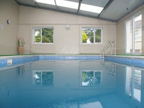 من حمّامات السباحة المغطاة