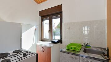 Kühlschrank, Ofen, Herdplatte, Kochgeschirr/Geschirr/Besteck