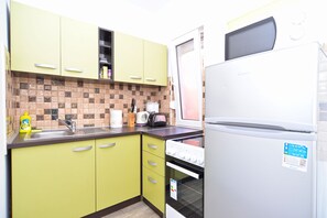 Refrigerador, microondas, horno, placa de cocina