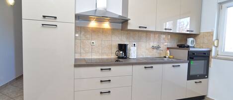 Køleskab, mikrobølgeovn, ovn, kogeplade