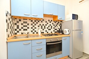 Refrigerador, microondas, horno, placa de cocina
