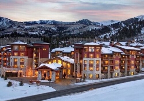 Last day to book stay. REDUCED: HILTON SUNRISE LODGE: Weekly rental: FEB 21-28..