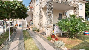 Property grounds - Apartment 354/821 (Istria - Valbandon), 950m from the beach (Valbandon)