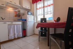 Refrigerador, microondas, placa de cocina, cafetera/tetera