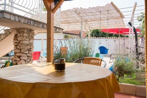 Outdoor dining - Apartment 354/821 (Istria - Valbandon), 950m from the beach (Valbandon)