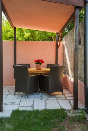 Outdoor dining - Apartment 365/842 (Istria - Fažana), 150m from the beach (Fažana)