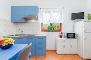Refrigerador, placa de cocina, cafetera/tetera, utensilios de cocina