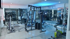 A gym with various exercise equipment, including treadmills, weight machines, and free weights. - Hotel Grand Latino Ibague (Ibagué)