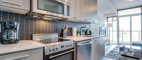 Réfrigérateur, four à micro-ondes, un four, surface de cuisson