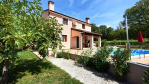 A two-story house with a covered patio, a swimming pool, and a garden with trees and shrubs. - House 377/857 (Istria - Sveti Lovreč), 18000m from the beach (Sveti Lovreč)