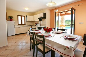 Dining - House 377/857 (Istria - Sveti Lovreč), 18000m from the beach (Sveti Lovreč)