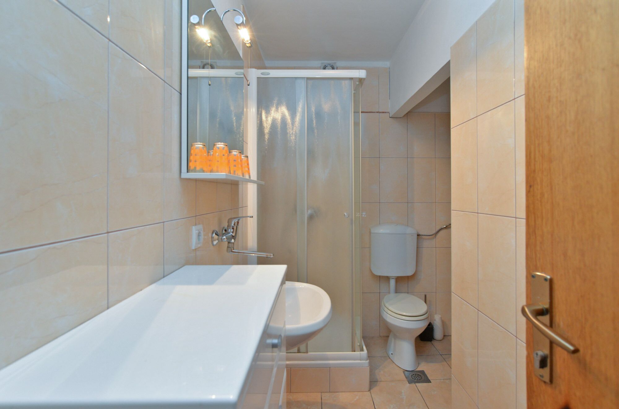 Un bagno moderno con una vasca da bagno bianca, un water e un box doccia.
