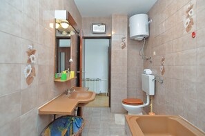 Bathtub - Apartment 378/859 (Istria - Rovinj), 850m from the beach (Rovinj)