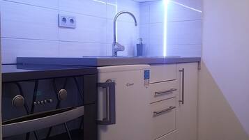 Refrigerador, horno, placa de cocina, tetera/pava eléctrica