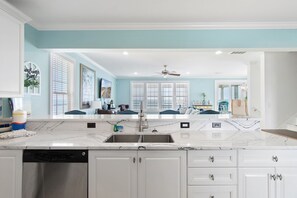 ثلاجة، ميكروويف، فرن، موقد طهي مسطح