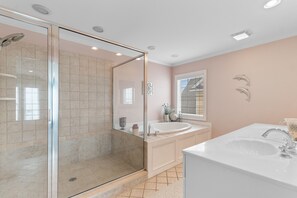 Kombinert dusj/badekar, hårføner og såpe