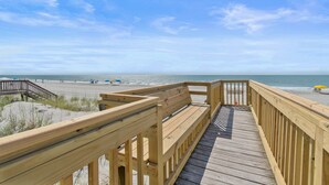 Beach - 7BR Home Near Surfside Pier w/ Private Pool & Wi-Fi (Surfside Beach)