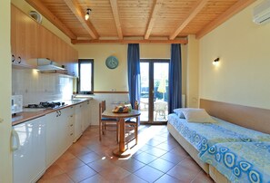 Kjøleskap, mikrobølgeovn, kokeplater og kaffetrakter/tekoker