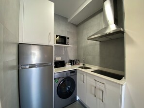 Fridge, microwave, oven, stovetop - 1 bedroom apartment in Salamanca's Plaza Mayor (Salamanca)