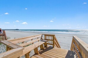 On the beach - 4BR w/ Private Pool & Beach Views Near Garden City Pier (Garden City Beach)