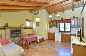 Fridge, microwave, stovetop, coffee/tea maker - Apartment 379/863 (Istria - Rovinj), 2500m from the beach (Rovinj)