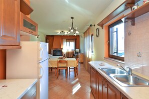 Fridge, microwave, stovetop, coffee/tea maker - Apartment 379/1753 (Istria - Rovinj), 2500m from the beach (Rovinj)