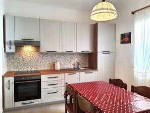 Refrigerador, horno, placa de cocina, lavavajillas