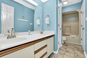 Ensemble baignoire-douche, serviettes fournies, savon