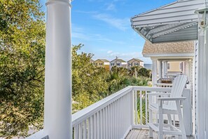 Property grounds - Walk to Beach Beach House with Private Pool & 5 Bedrooms (Surfside Beach)