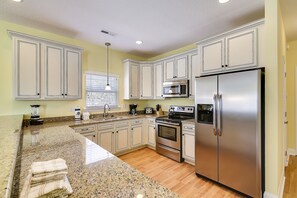 Mikroaaltouuni, kahvin-/teenkeitin, keittoastiat/astiat/ruokailuvälineet