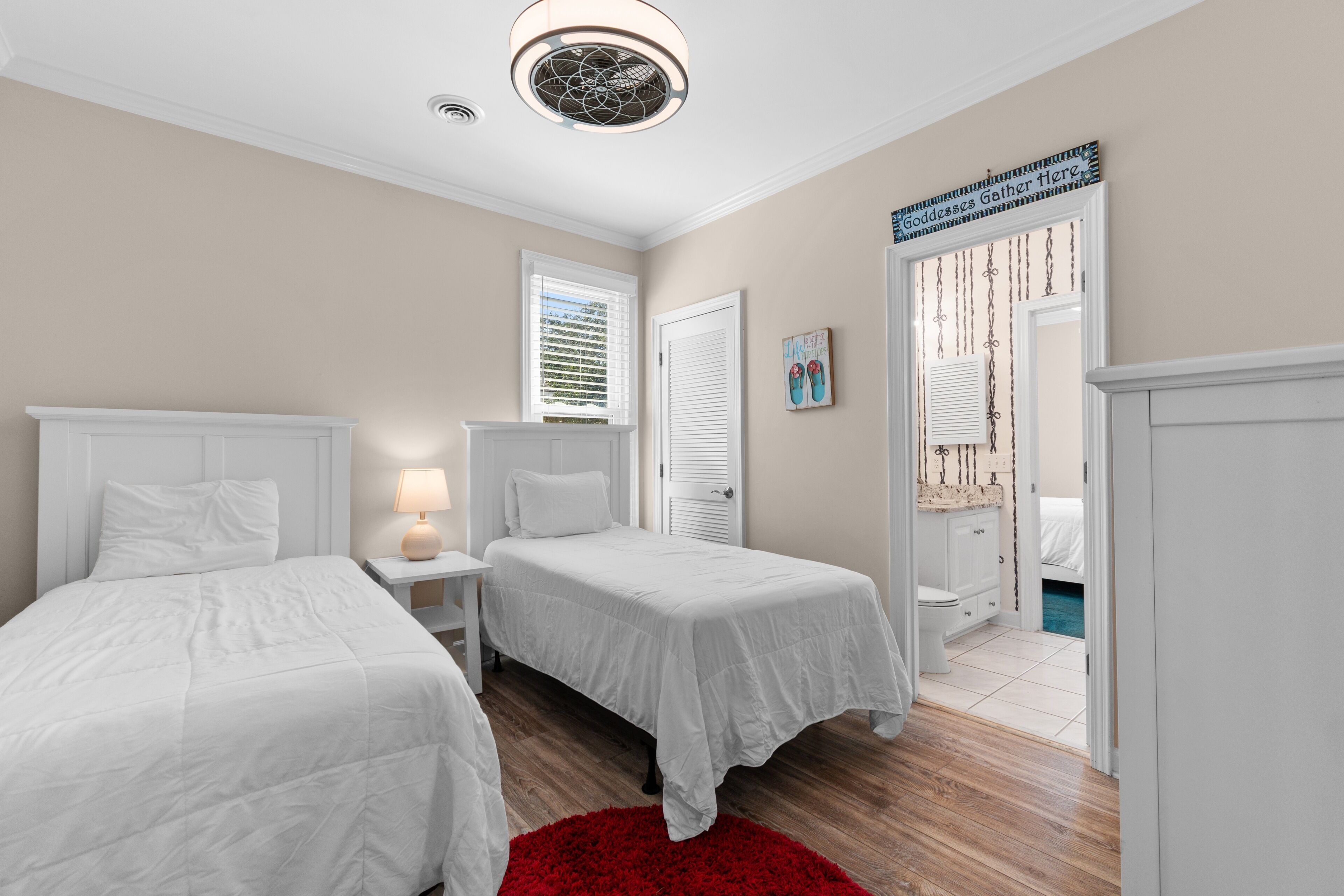 7 habitaciones, tabla de planchar con plancha y wifi gratis 