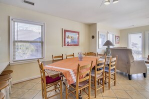 Dining - Oceanfront 5BR Cottage w/ private deck & stunning sunrises (Garden City Beach)