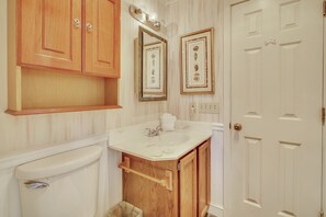 Combined shower/tub, towels, soap - Oceanfront 5BR Cottage w/ private deck & stunning sunrises (Garden City Beach)