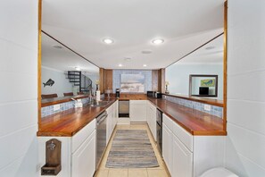 Coffee/tea maker, cookware/dishes/utensils