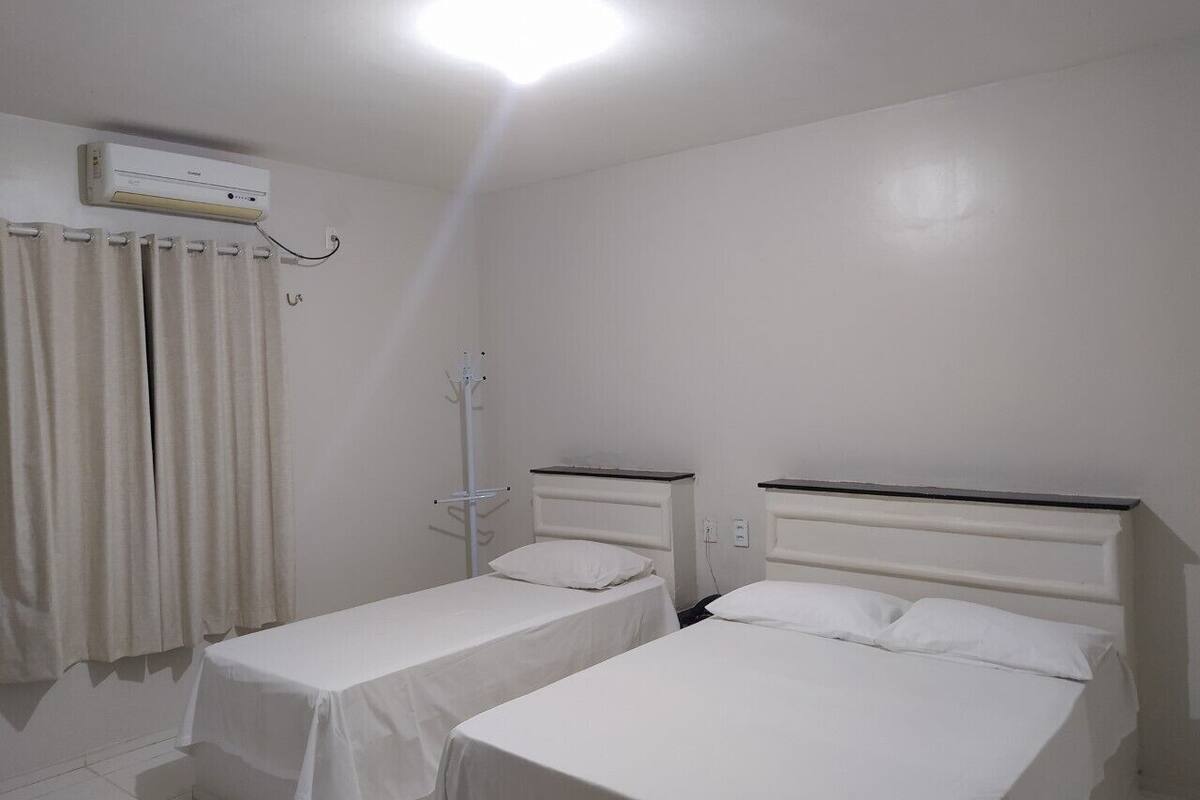 Triple Room | Peralatan tempat tidur hipoalergenik, bar mini, meja 