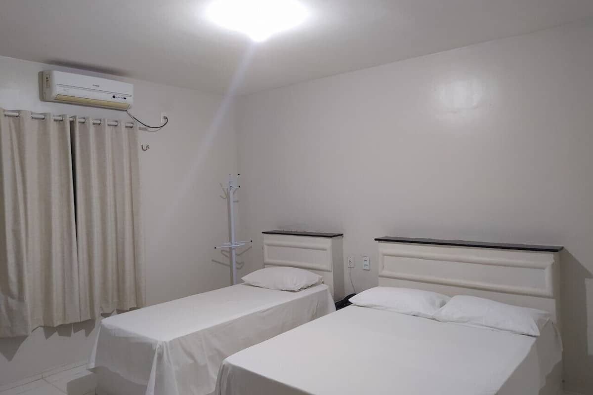 Driepersoonskamer | Hypoallergeen beddengoed, een minibar, een bureau, een laptopwerkplek