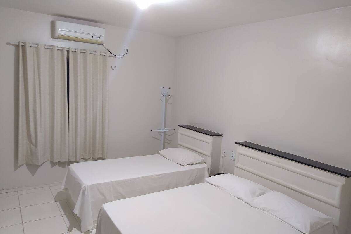 Peralatan tempat tidur hipoalergenik, bar mini, meja 