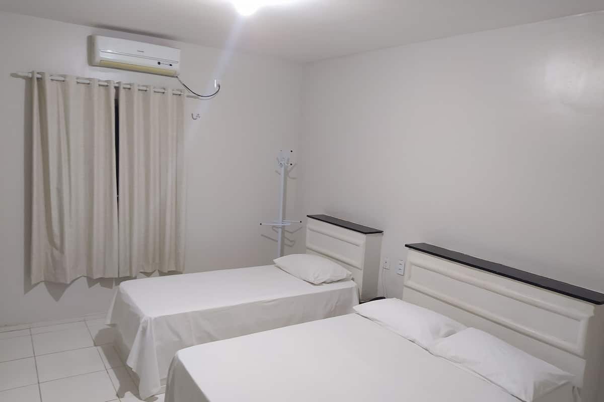 Hypoallergeen beddengoed, een minibar, een bureau, een laptopwerkplek