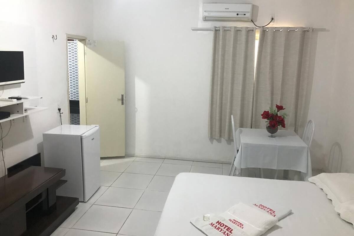 Peralatan tempat tidur hipoalergenik, bar mini, meja 