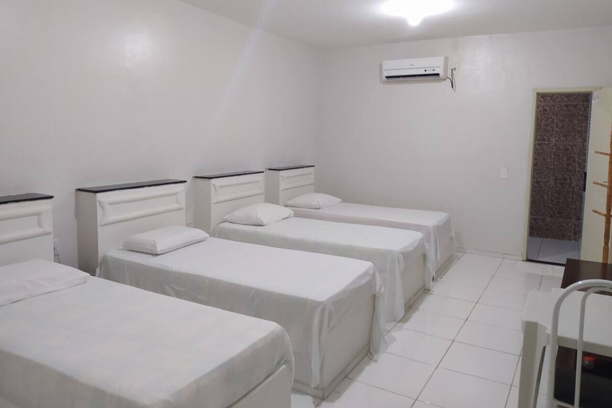 Quadruple Room | Peralatan tempat tidur hipoalergenik, bar mini, meja 