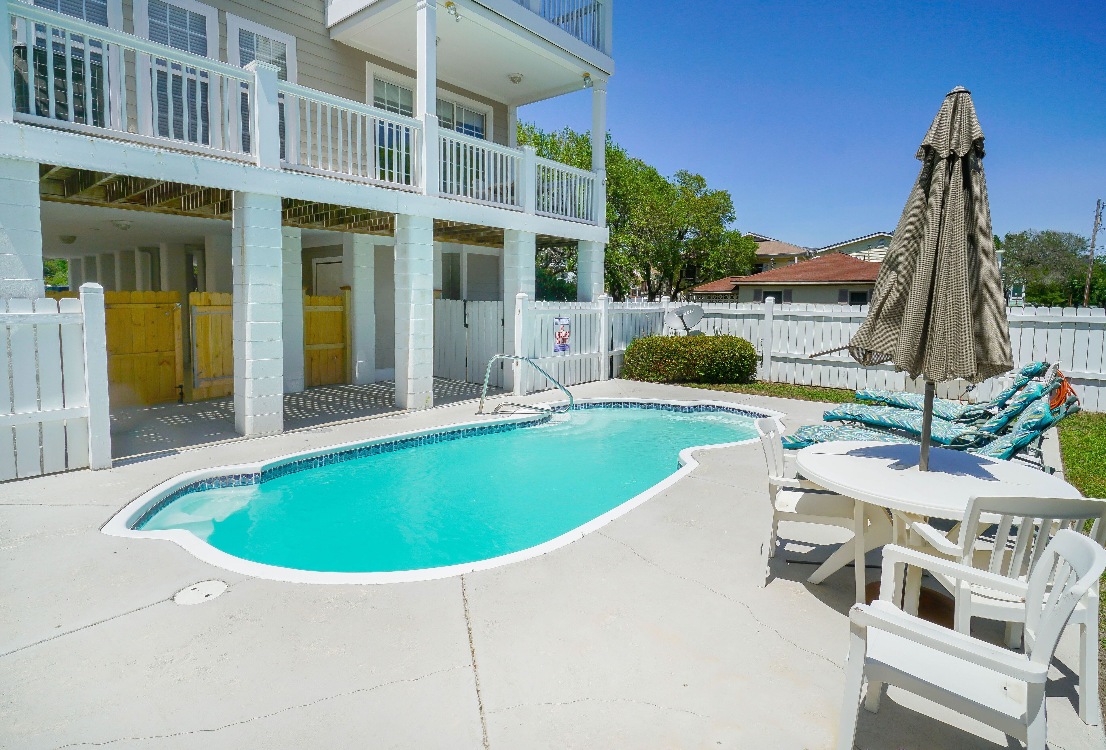 Turtle Tides 6 Bedrooms Short Walk to Beach
