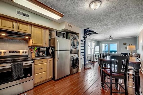 Coffee/tea maker, cookware/dishes/utensils