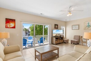 TV - The Sandy Dog - 5 Bedrooms Short Walk to Beach (Surfside Beach)