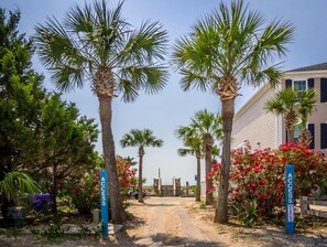 Property grounds - The Sandy Dog - 5 Bedrooms Short Walk to Beach (Surfside Beach)