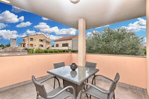 Outdoor dining - Apartment 396/901 (Istria - Medulin), 300m from the beach (Medulin)