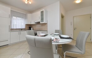 Fridge, oven, stovetop, coffee/tea maker