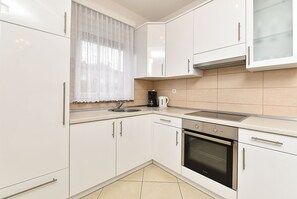 Køleskab, ovn, kogeplade, kaffe-/temaskine