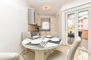 Køleskab, ovn, kogeplade, kaffe-/temaskine