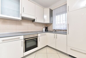 Køleskab, ovn, kogeplade, kaffe-/temaskine