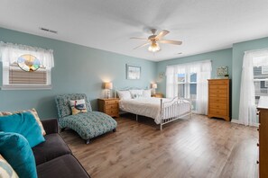 5 bedrooms, WiFi, bed sheets